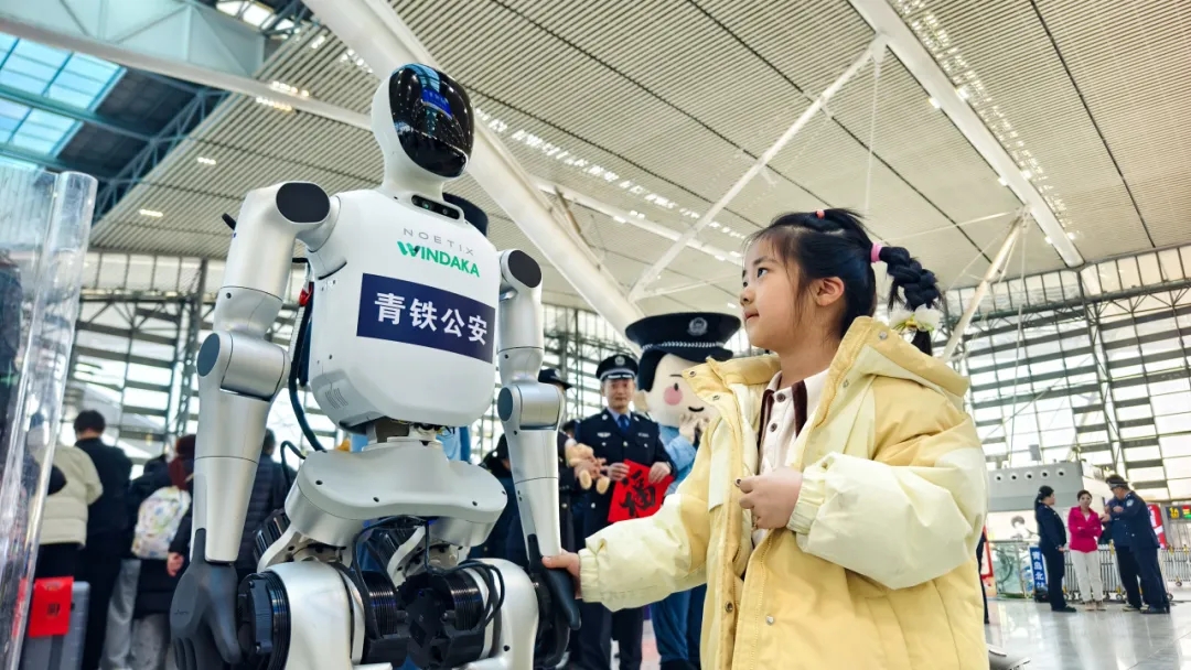 文达通股份三款警用机器人首秀青岛北站: “智慧+温度”护航平安春运 文达通股份三款警用机器人首秀青岛北站: “智慧+温度”护航平安春运